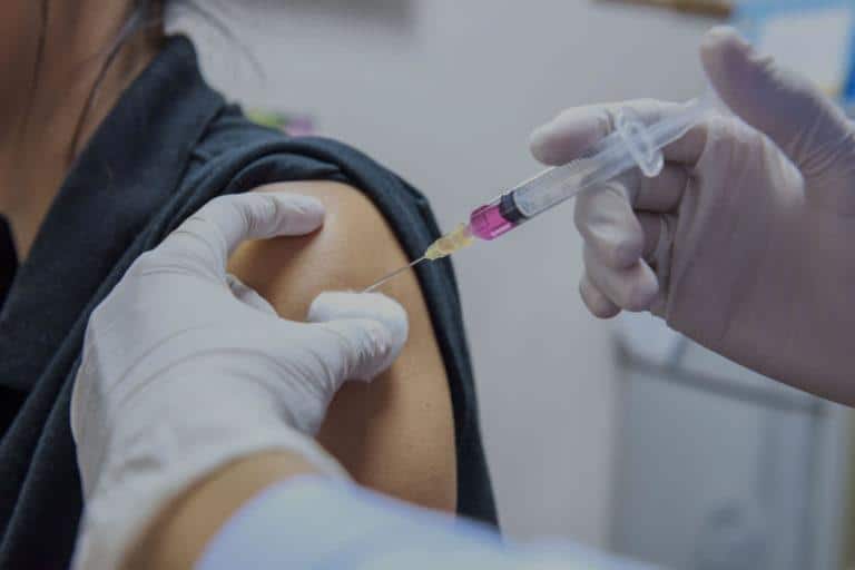 Injection d'un vaccin dans l'épaule d'une femme