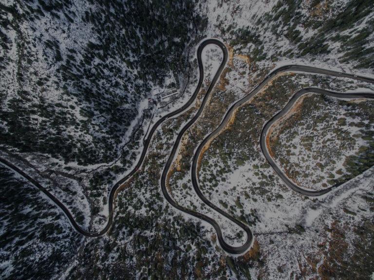Vue aérienne d'une route de montagne enneigée
