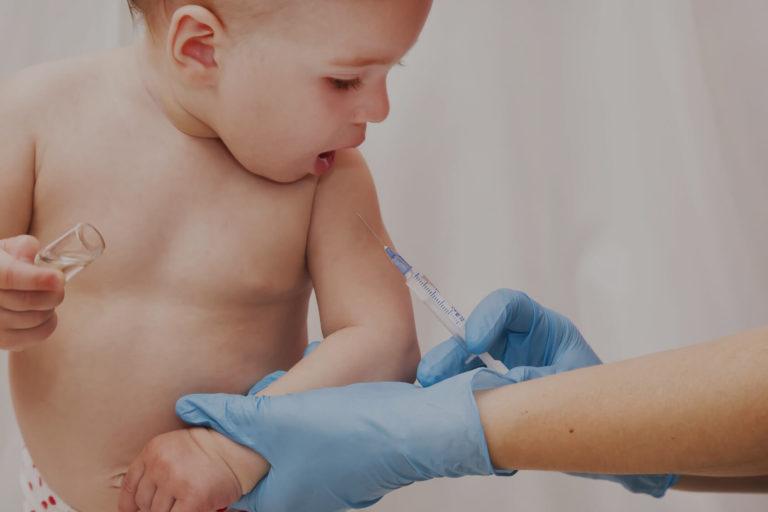 Bébé se faisant vacciner