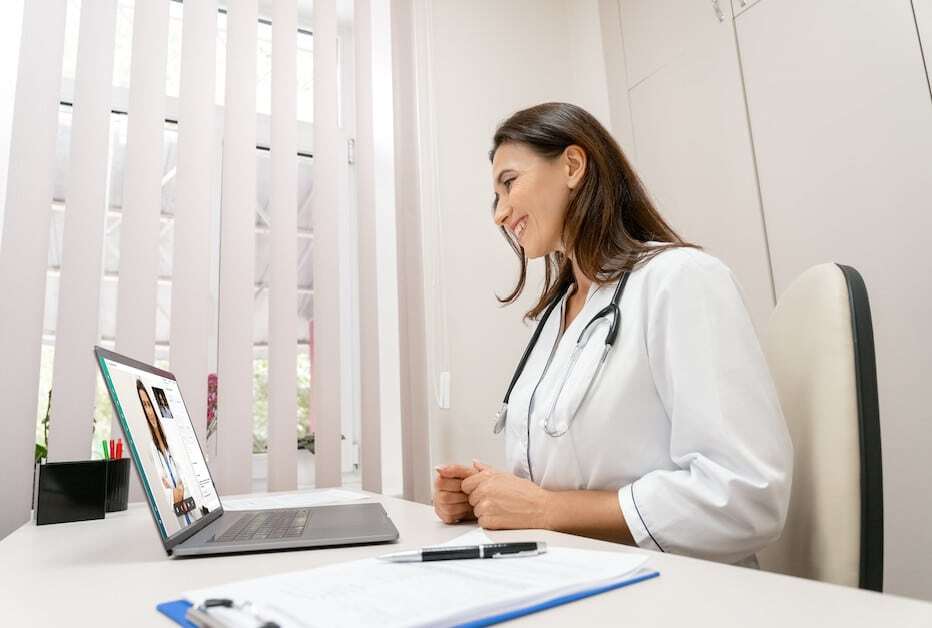 Médecin en téléconsultation sur son ordinateur portable