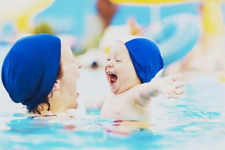 Pratiquer Une Activité Aquatique Pour Maman Et Son Bébé Nageur - 